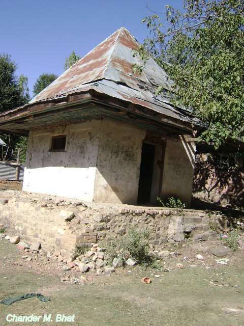 Shiv Temple at Paapharan Nag. Time and tide destroy everything in their way.